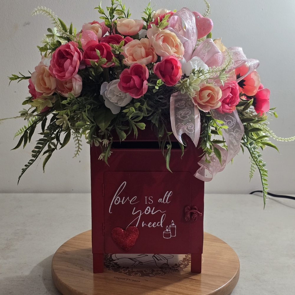 Floral Arrangement in Red live iz